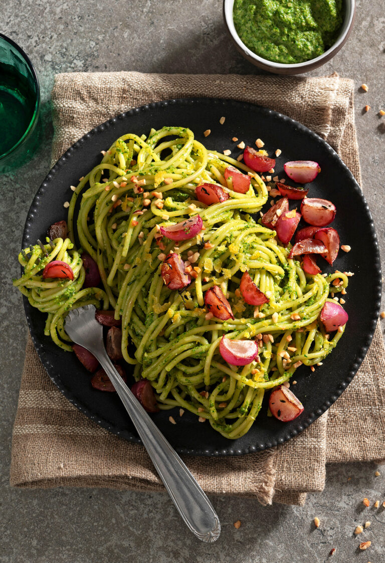 Spaghetti al pesto di foglie e ravanelli arrosto