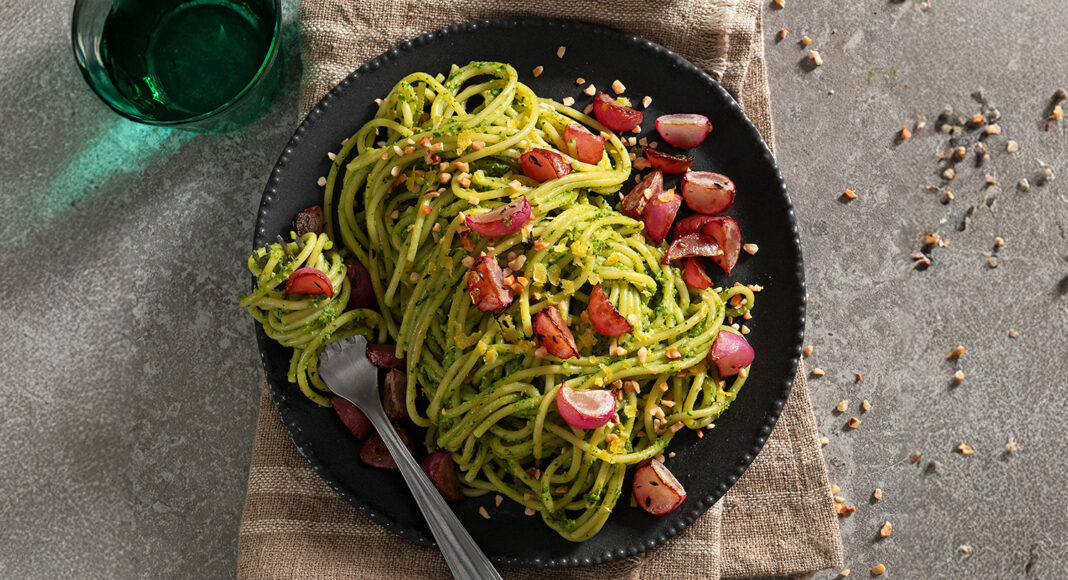 Spaghetti al pesto di foglie e ravanelli arrosto