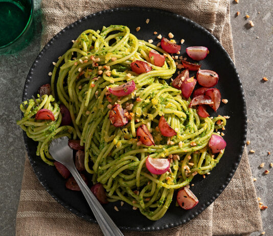 Spaghetti al pesto di foglie e ravanelli arrosto