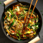 Spaghetti di soia in agrodolce con barba di frate, carciofi e carote