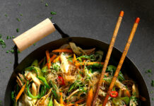 Spaghetti di soia in agrodolce con barba di frate, carciofi e carote