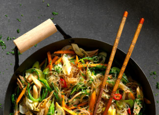 Spaghetti di soia in agrodolce con barba di frate, carciofi e carote