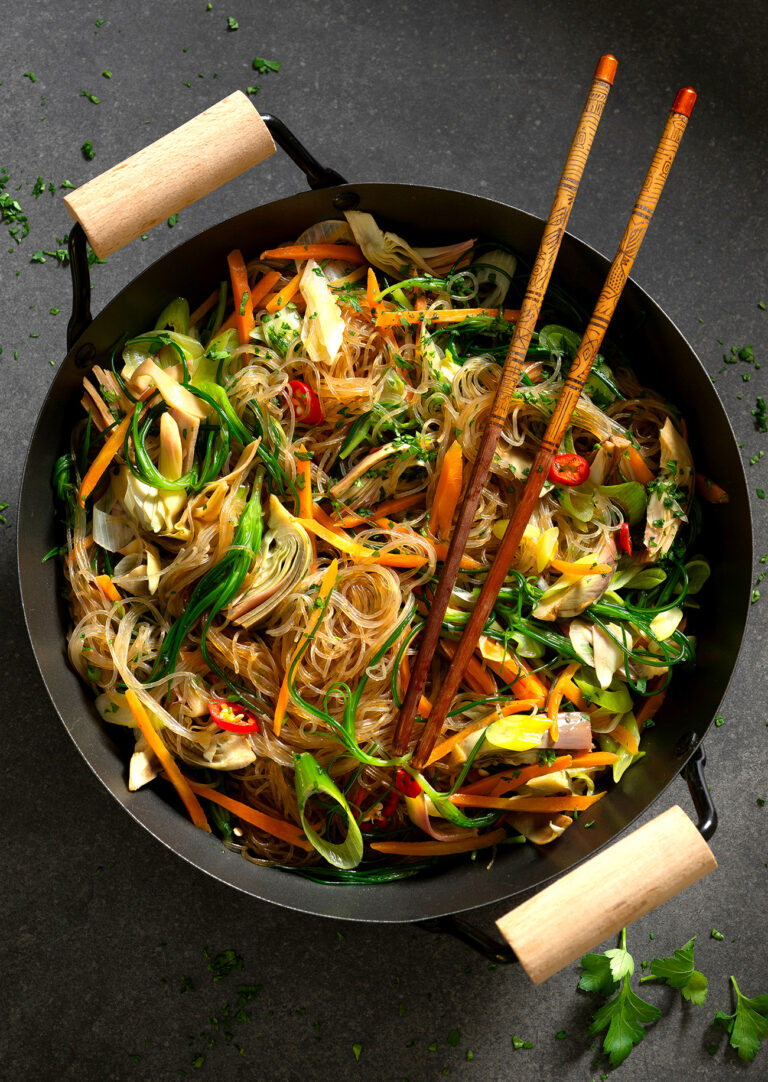 Spaghetti di soia in agrodolce con barba di frate, carciofi e carote