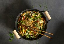 Spaghetti di soia in agrodolce con barba di frate, carciofi e carote