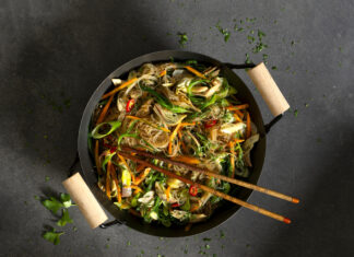 Spaghetti di soia in agrodolce con barba di frate, carciofi e carote
