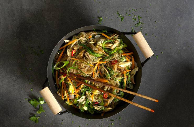 Spaghetti di soia in agrodolce con barba di frate, carciofi e carote