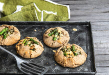 Tartellette integrali con asparagi, ricotta e mandorle