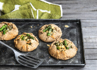 Tartellette integrali con asparagi, ricotta e mandorle