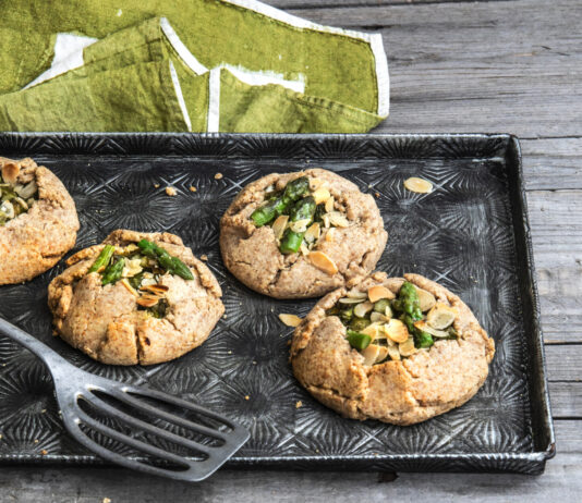Tartellette integrali con asparagi, ricotta e mandorle