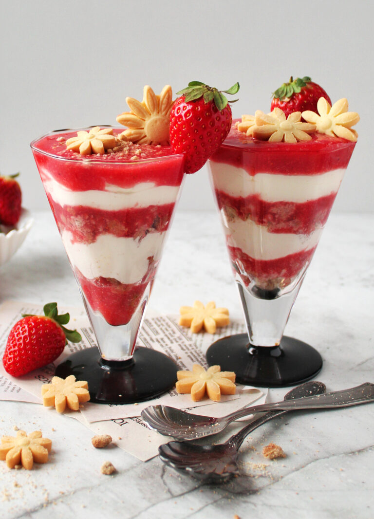 Tiramisù alle fragole nel bicchiere