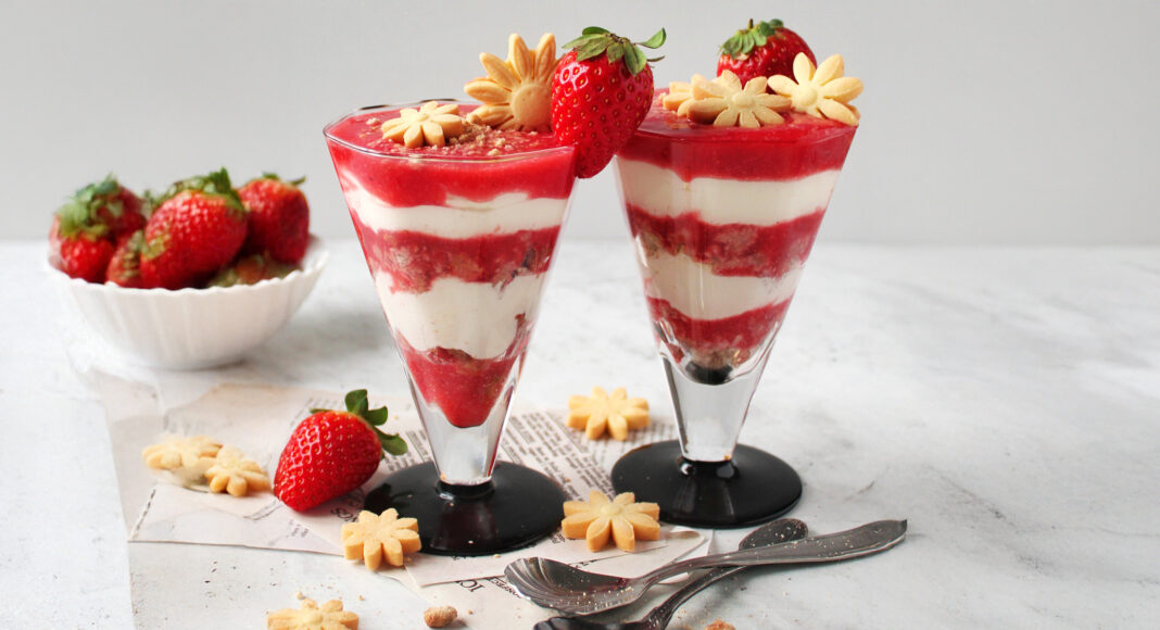 Tiramisù alle fragole nel bicchiere