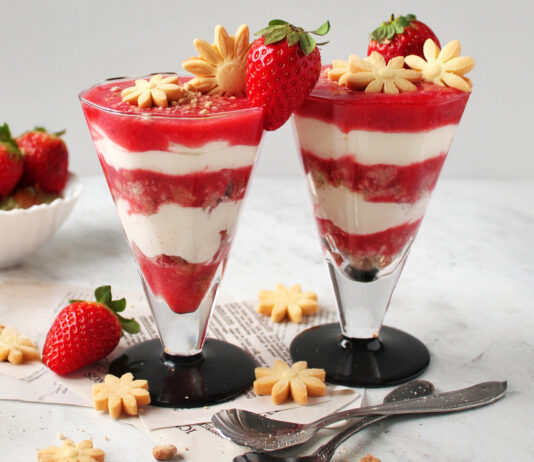 Tiramisù alle fragole nel bicchiere