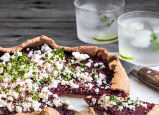 Galette di grano saraceno con barbabietole e feta