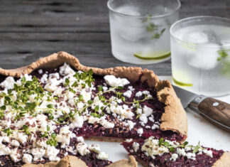 galette di grano saraceno con barbabietole e feta