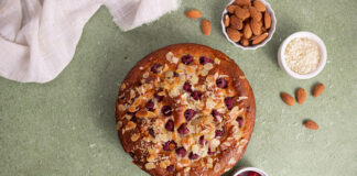 Torta vegan lamponi cocco e mandorla