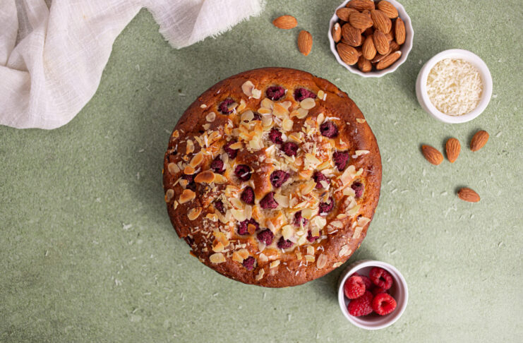 Torta vegan lamponi cocco e mandorla