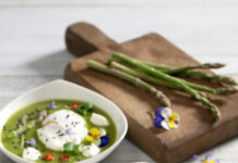 Vellutata di asparagi ricetta con uova poché e mousse di mozzarella