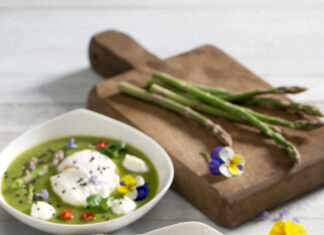 Vellutata di asparagi ricetta con uova poché e mousse di mozzarella