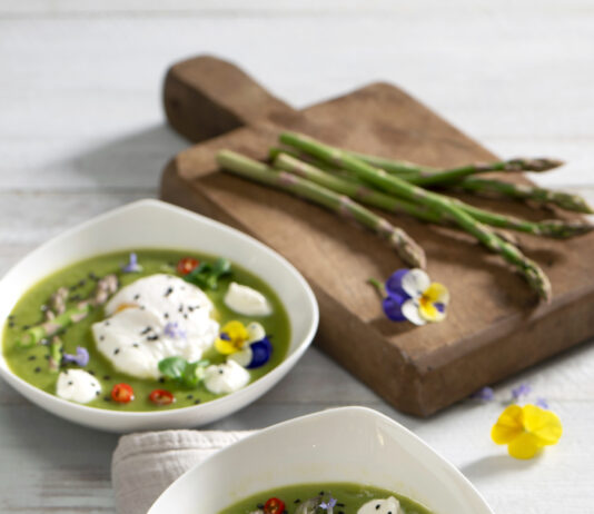 Vellutata di asparagi ricetta con uova poché e mousse di mozzarella