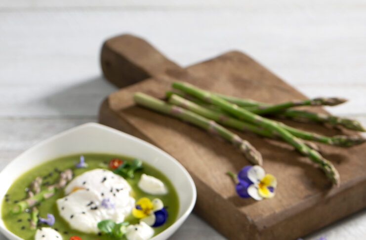 Vellutata di asparagi ricetta con uova poché e mousse di mozzarella