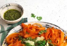 Tagliatelle di carote con pesto delle loro foglie