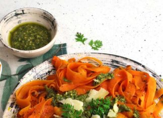 Tagliatelle di carote con pesto delle loro foglie