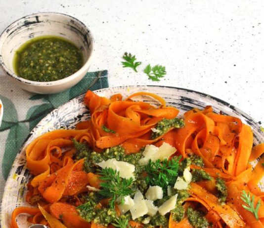 Tagliatelle di carote con pesto delle loro foglie