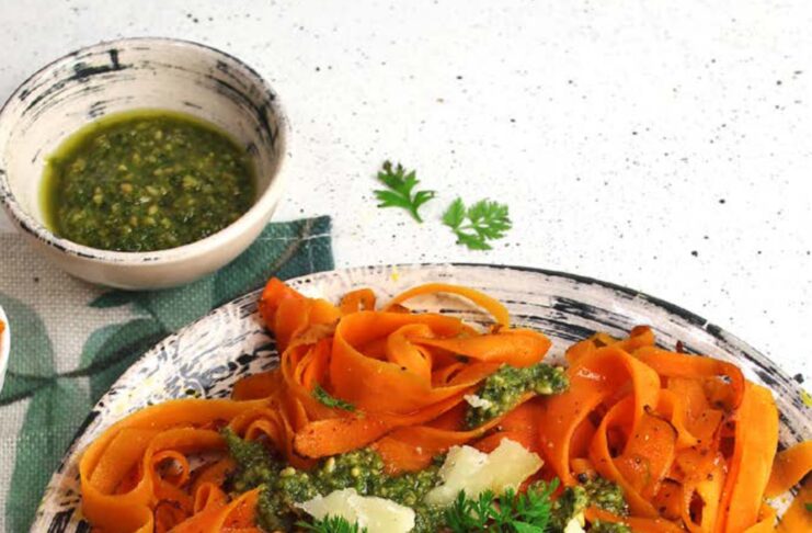 Tagliatelle di carote con pesto delle loro foglie