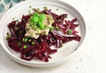 Spaghetti di barbabietola con salsa di noci vegan