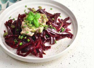 Spaghetti di barbabietola con salsa di noci vegan