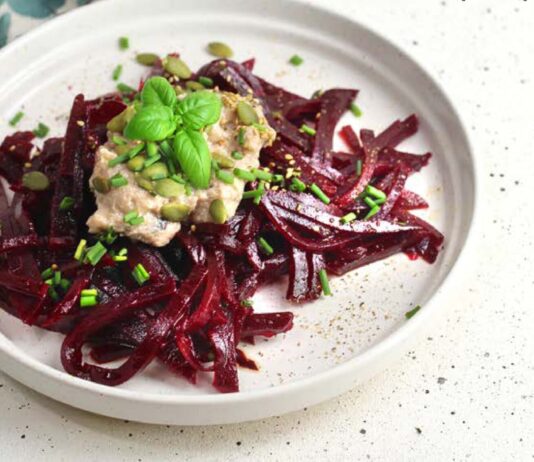 Spaghetti di barbabietola con salsa di noci vegan