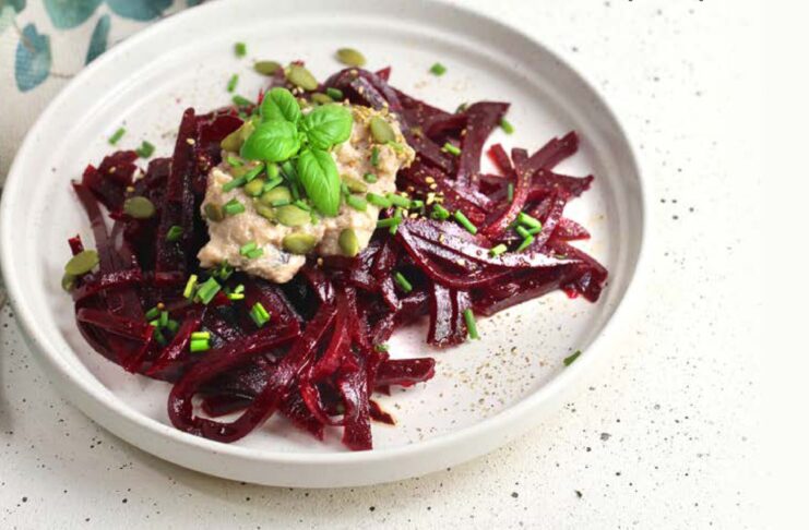 Spaghetti di barbabietola con salsa di noci vegan