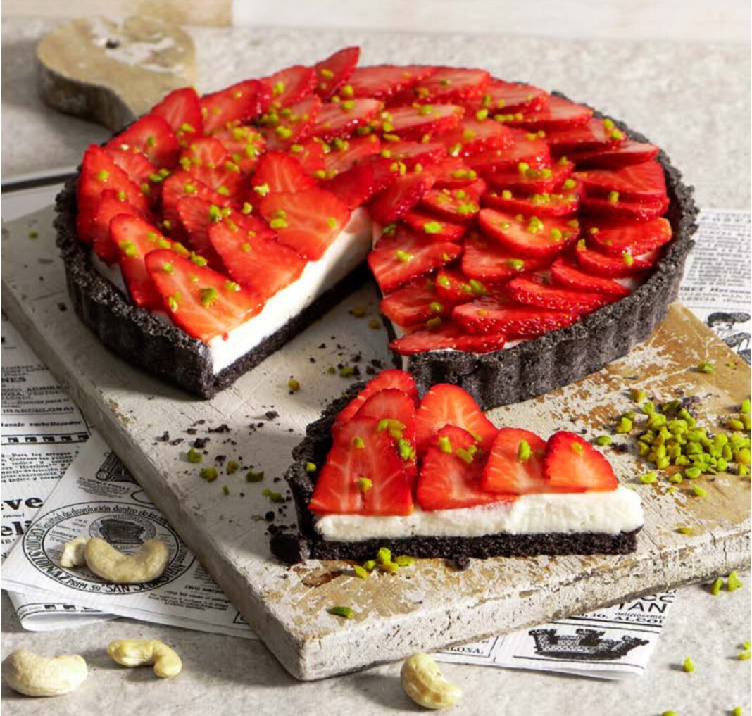 Crostata nera alle fragole con crema di mandorle