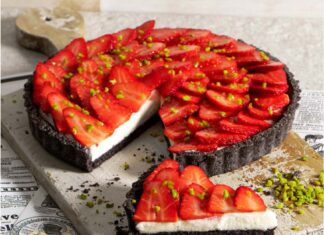 Il dolce alle fragole perfetto esiste (e sa di primavera) Crostata nera alle fragole con crema di mandorle