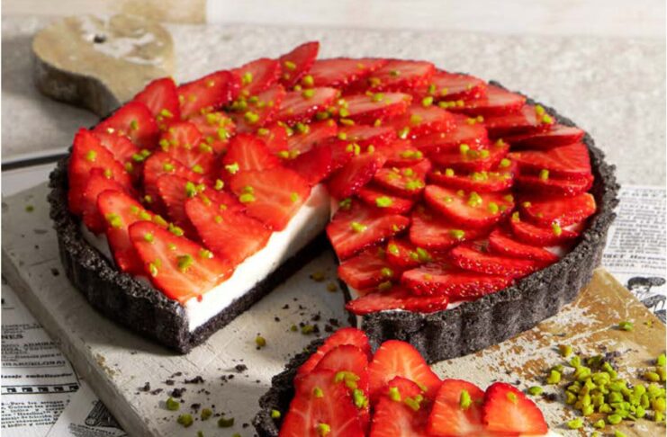 Crostata nera alle fragole con crema di mandorle