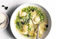 Ravioli ricotta e menta in brodo di piselli e baccelli