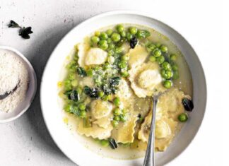 Ravioli ricotta e menta in brodo di piselli e baccelli