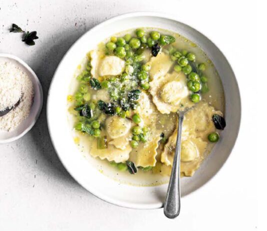 Ravioli ricotta e menta in brodo di piselli e baccelli