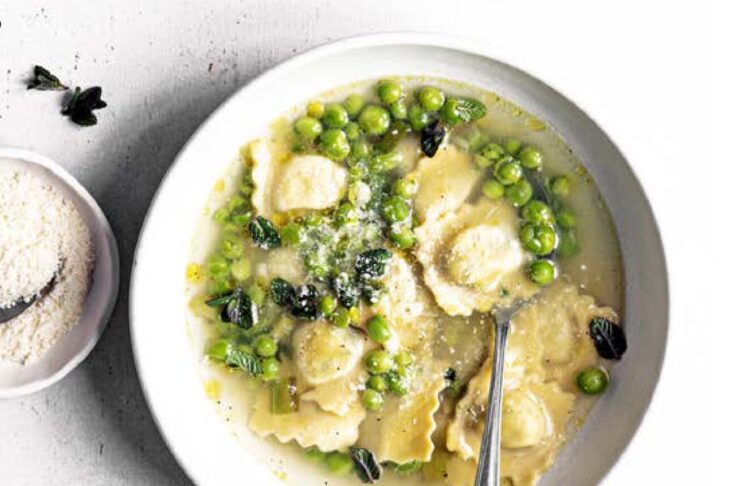 Ravioli ricotta e menta in brodo di piselli e baccelli