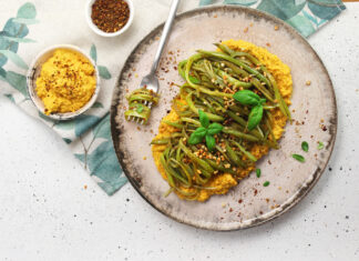 Spaghettoni di piattoni, aglio, olio e crema di carote