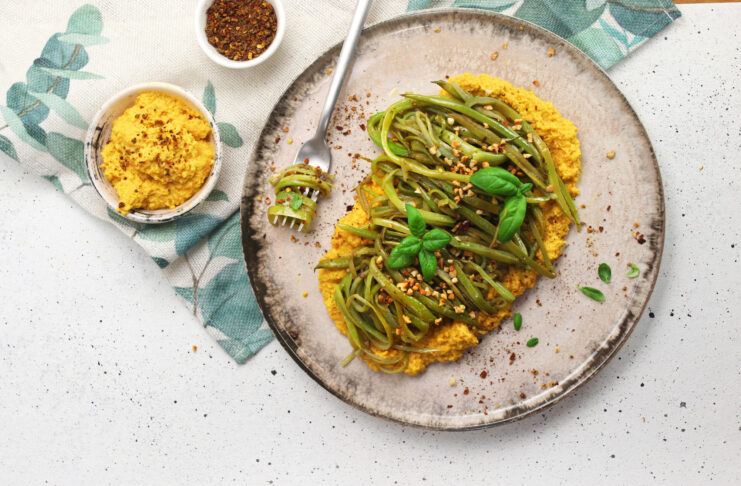 Spaghettoni di piattoni, aglio, olio e crema di carote