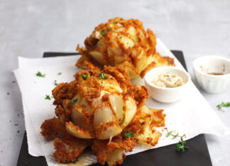 Fiori fritti di cipolle con panatura ai pomodori secchi
