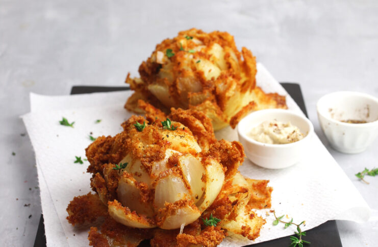 Fiori fritti di cipolle con panatura ai pomodori secchi
