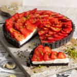 Crostata nera alle fragole con crema di mandorle