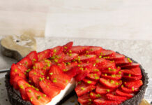 Crostata nera alle fragole con crema di mandorle