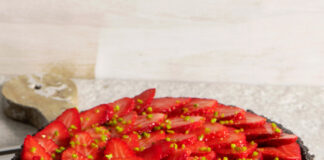 Crostata nera alle fragole con crema di mandorle