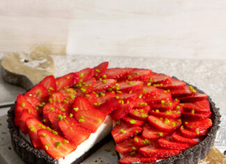 Crostata nera alle fragole con crema di mandorle