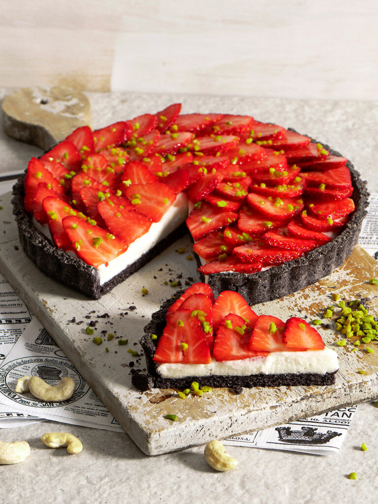 Crostata nera alle fragole con crema di mandorle