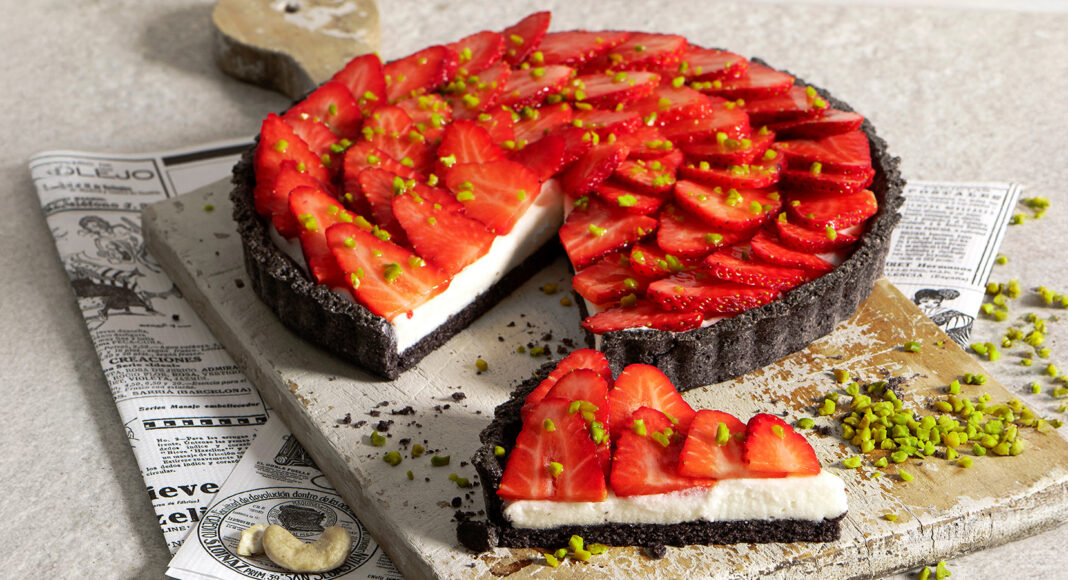 Crostata nera alle fragole con crema di mandorle