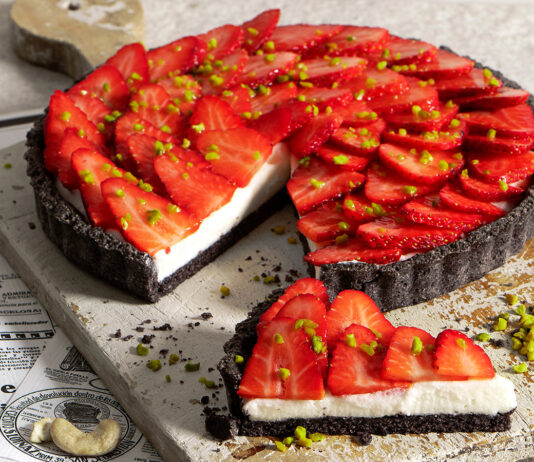 Crostata nera alle fragole con crema di mandorle
